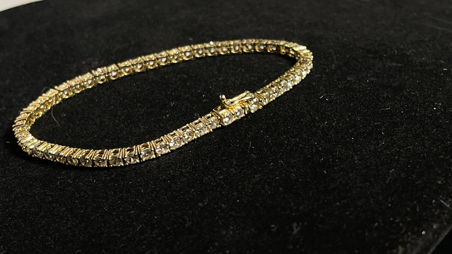 Dazzle and Shine: Elevate Your Style with our 18kt Gold Tennis Bracelet!