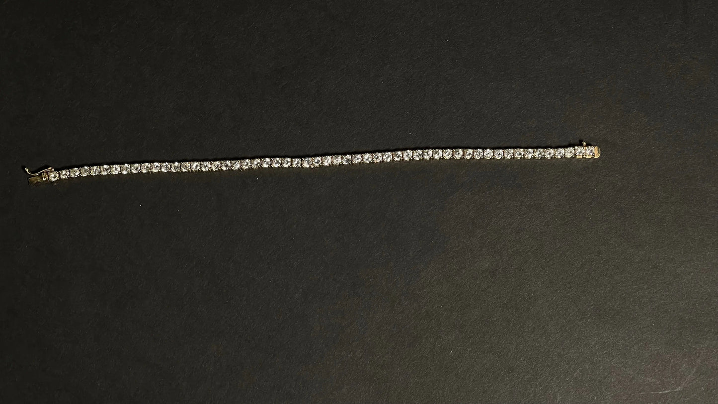 Dazzle and Shine: Elevate Your Style with our 18kt Gold Tennis Bracelet!