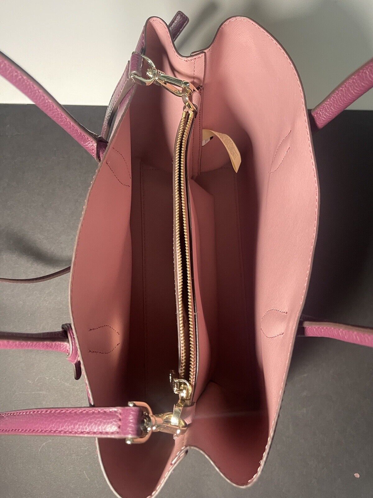 Зрачите елеганцијом са Кејт Спаде Ева средњом торбицом - шљива и розе савршенство!